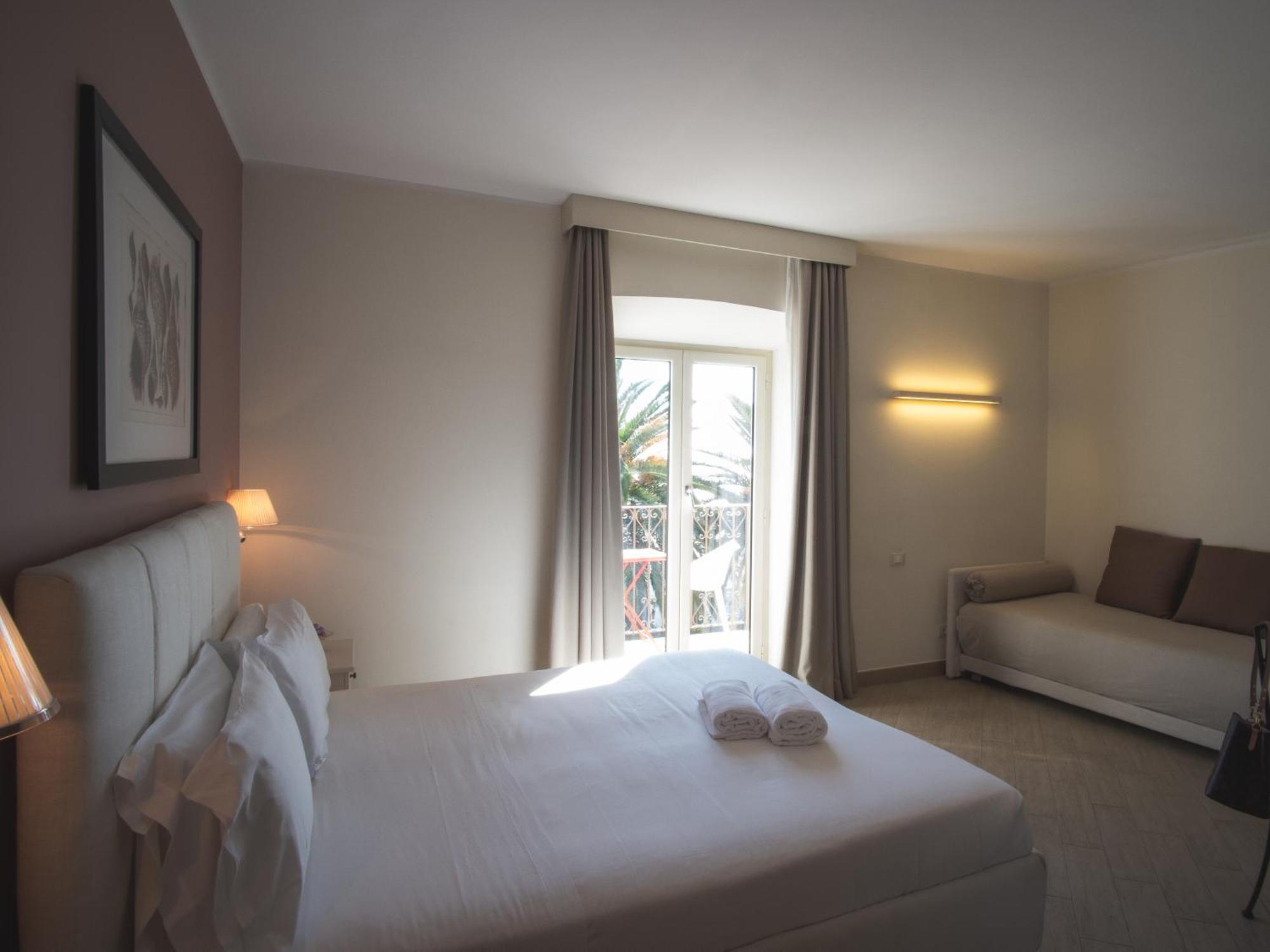 Hotel San Pietro Palace ฟีนาเลลีกูเร ภายนอก รูปภาพ