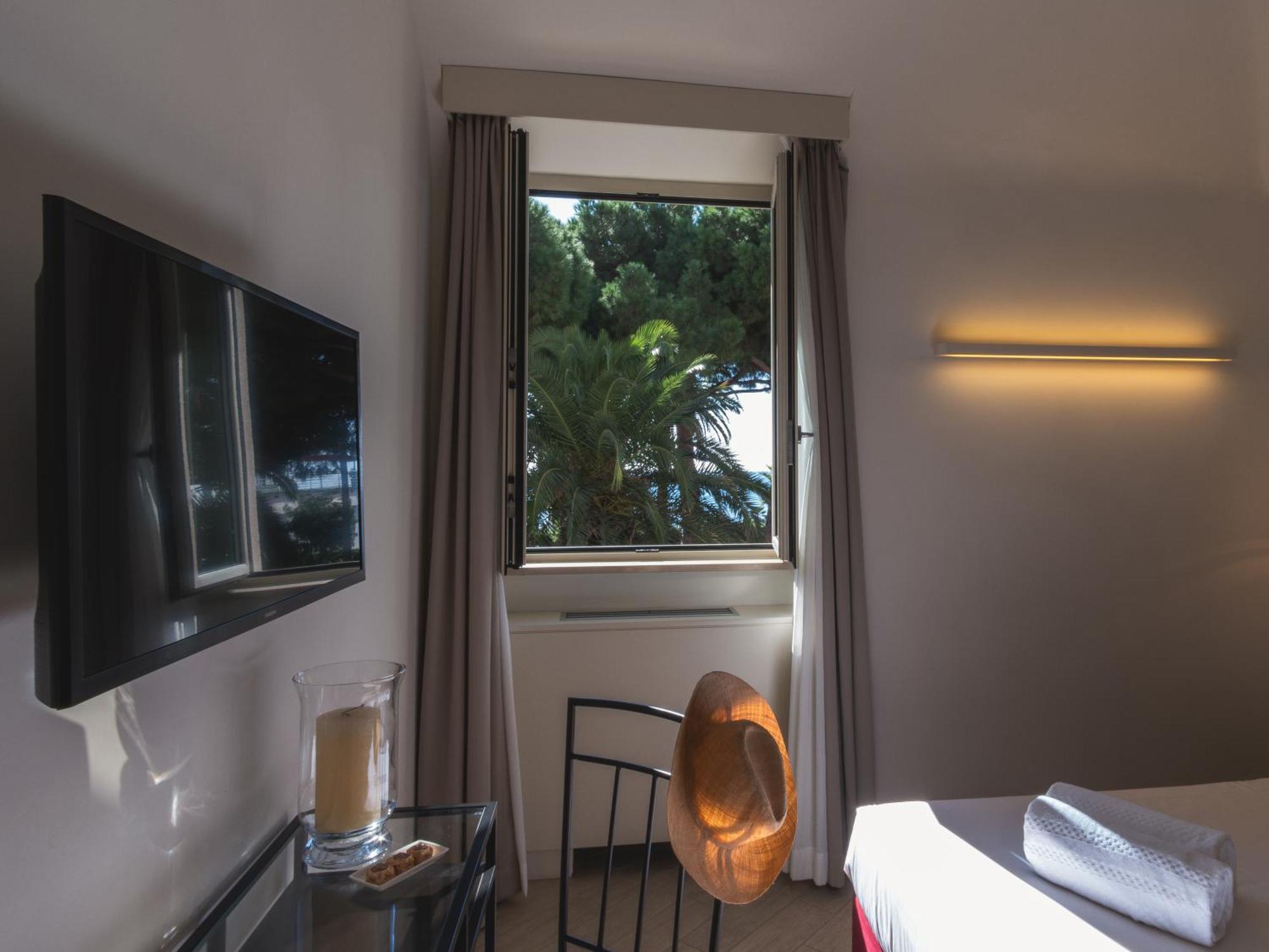 Hotel San Pietro Palace ฟีนาเลลีกูเร ภายนอก รูปภาพ